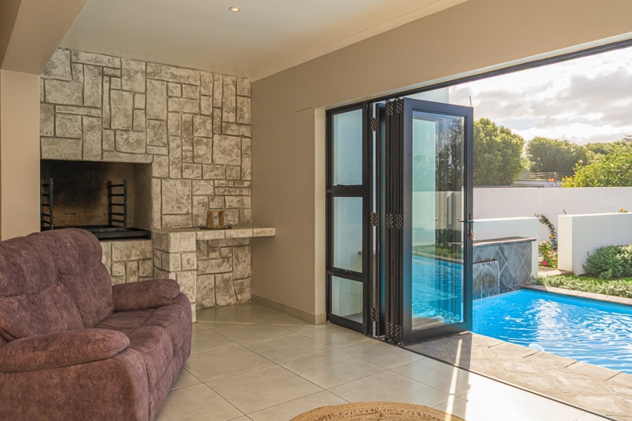 9 Bedroom Property for Sale in Westcliff Western Cape